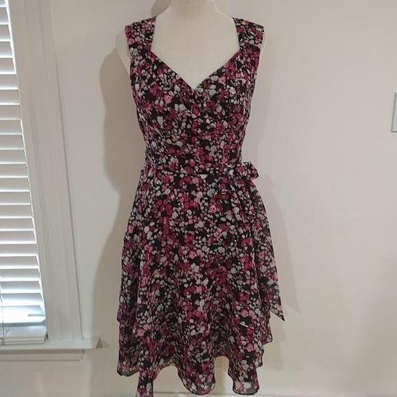 NWT White House Black Market pink floral dress with zipper back. - Picture 7 of 8